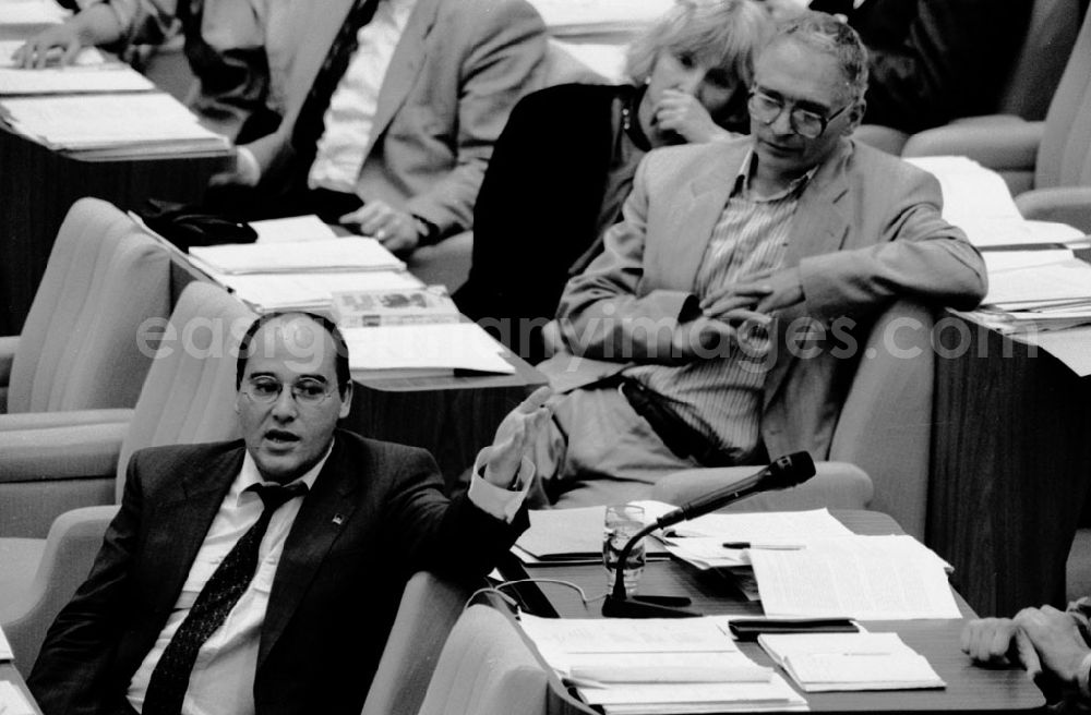 GDR image archive: Berlin-Mitte - Mitte - Berlin Volkskammertagung, Gregor Gysi 23.07.9