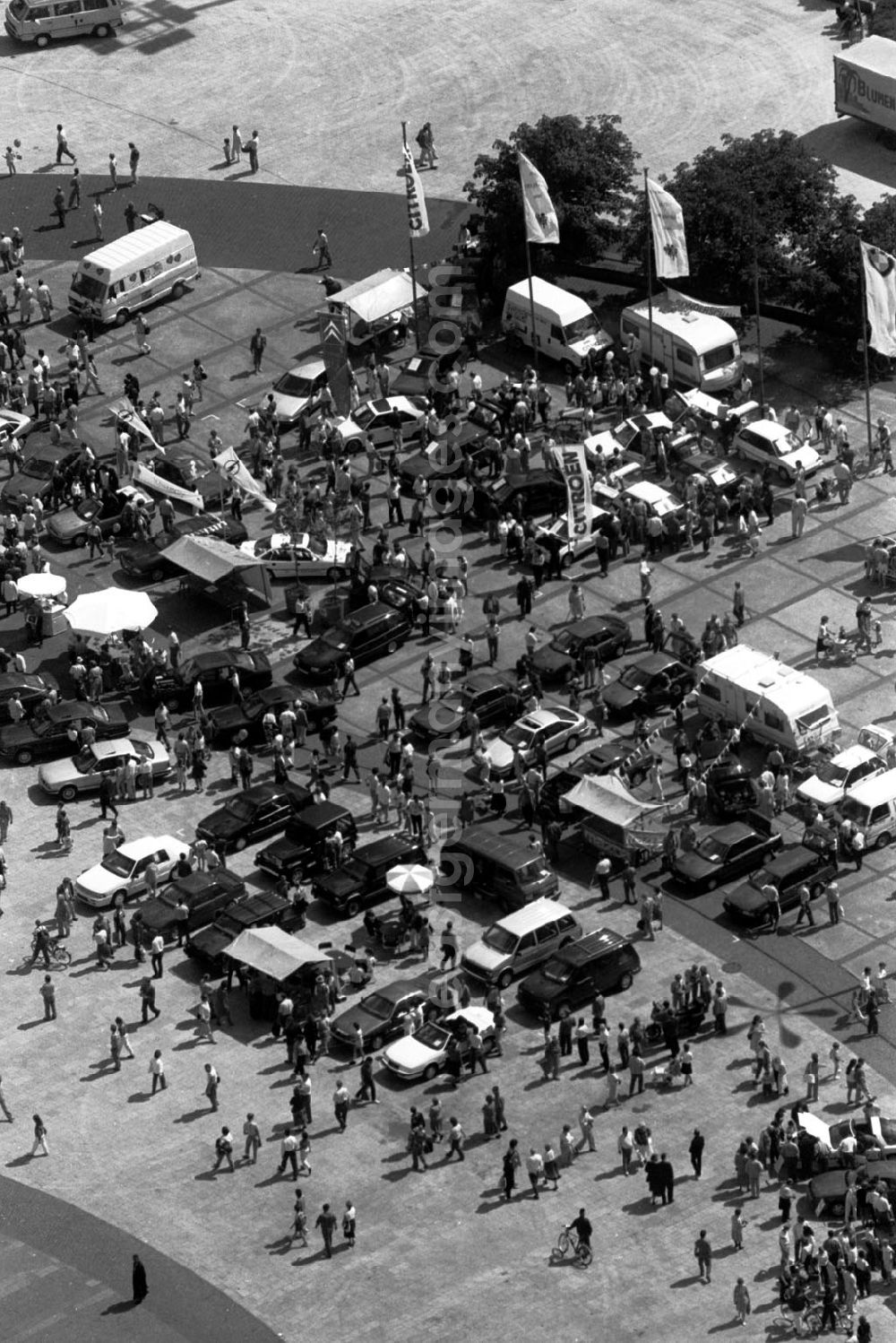 GDR image archive: Berlin-Mitte - Mitte/Berlin Automarkt auf dem Alex 15.07.9