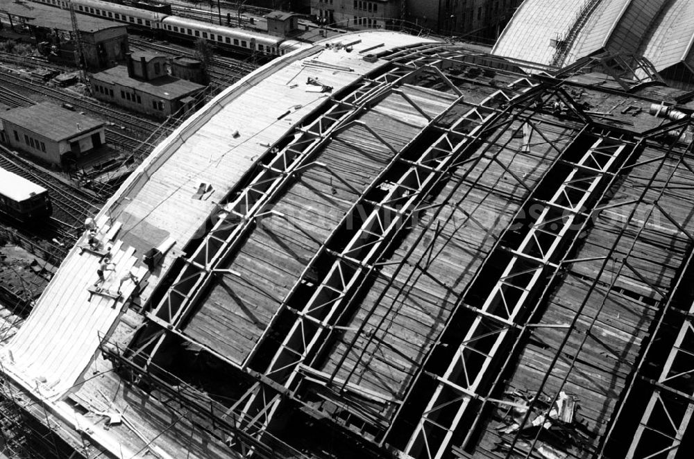 Berlin-Mitte: Mitte/Berlin Dachdeckerarbeiten am Ostbahnhof 06.08.9