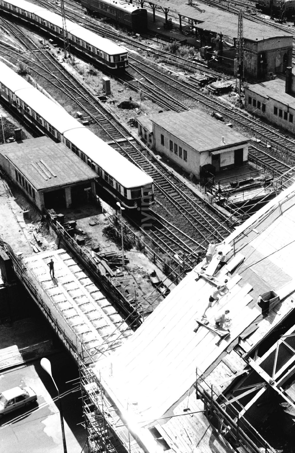 GDR image archive: Berlin-Mitte - Mitte/Berlin Dachdeckerarbeiten am Ostbahnhof 06.08.9