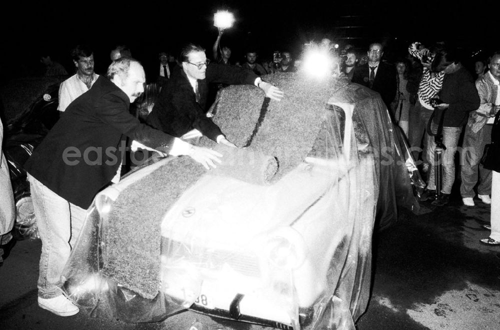 GDR image archive: Berlin-Mitte - Mitte/Berlin Einlegen des Pariser Platzes mit Rollrasen durch westdeutsche Umweltgruppe 26.07.9