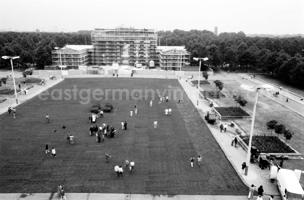 GDR photo archive: Berlin-Mitte - Mitte/Berlin Einlegen des Pariser Platzes mit Rollrasen durch westdeutsche Umweltgruppe 26.07.9