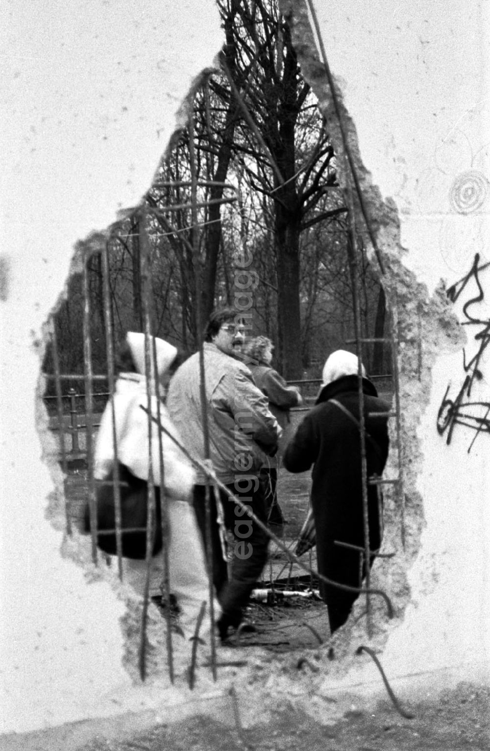 GDR image archive: Berlin-Mitte - Mitte/Berlin Mauerzerstörungen am Brandenburger Tor 15.01.9