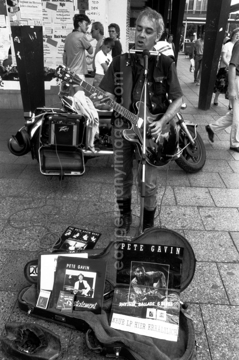 GDR picture archive: Berlin-Mitte - Mitte/Berlin Rockmusiker auf der Rathauspassage 15.07.9
