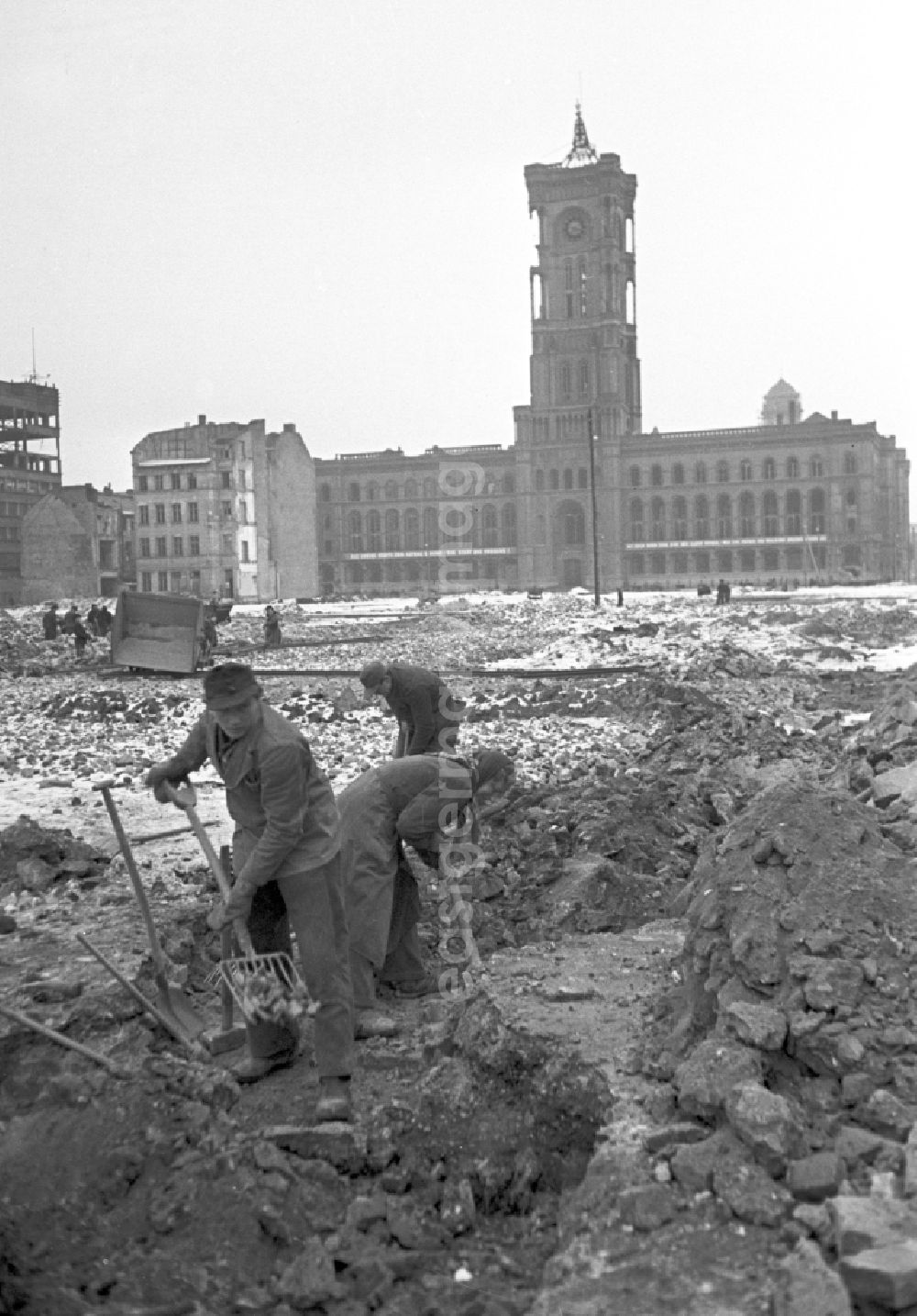 GDR image archive: Berlin - Men and women clearing rubble and cleaning up in front of the Red Town Hall in East Berlin in the territory of the former GDR, German Democratic Republic