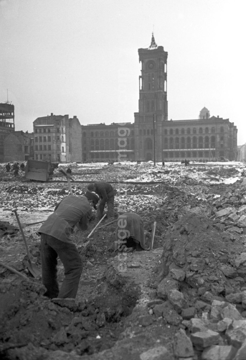 GDR photo archive: Berlin - Men and women clearing rubble and cleaning up in front of the Red Town Hall in East Berlin in the territory of the former GDR, German Democratic Republic