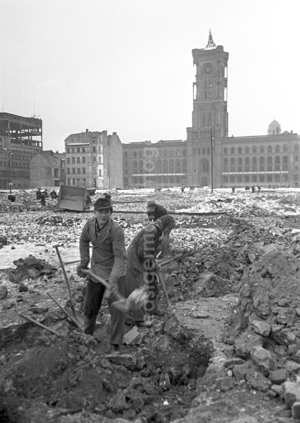 GDR picture archive: Berlin - Men and women clearing rubble and cleaning up in front of the Red Town Hall in East Berlin in the territory of the former GDR, German Democratic Republic