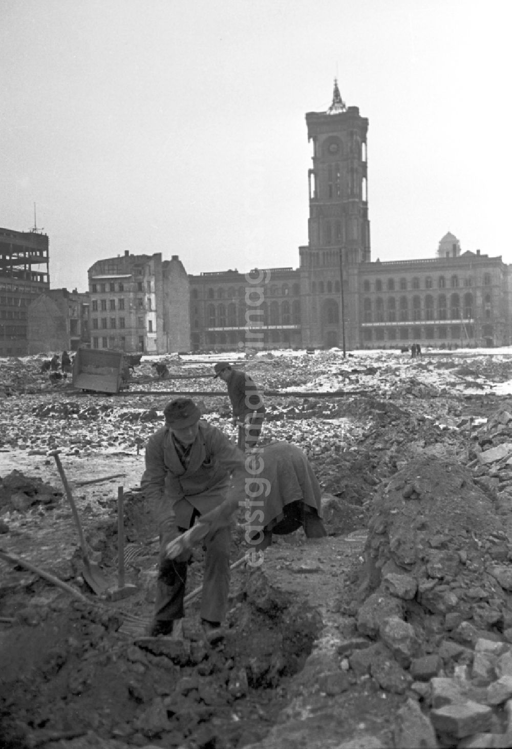 Berlin: Men and women clearing rubble and cleaning up in front of the Red Town Hall in East Berlin in the territory of the former GDR, German Democratic Republic