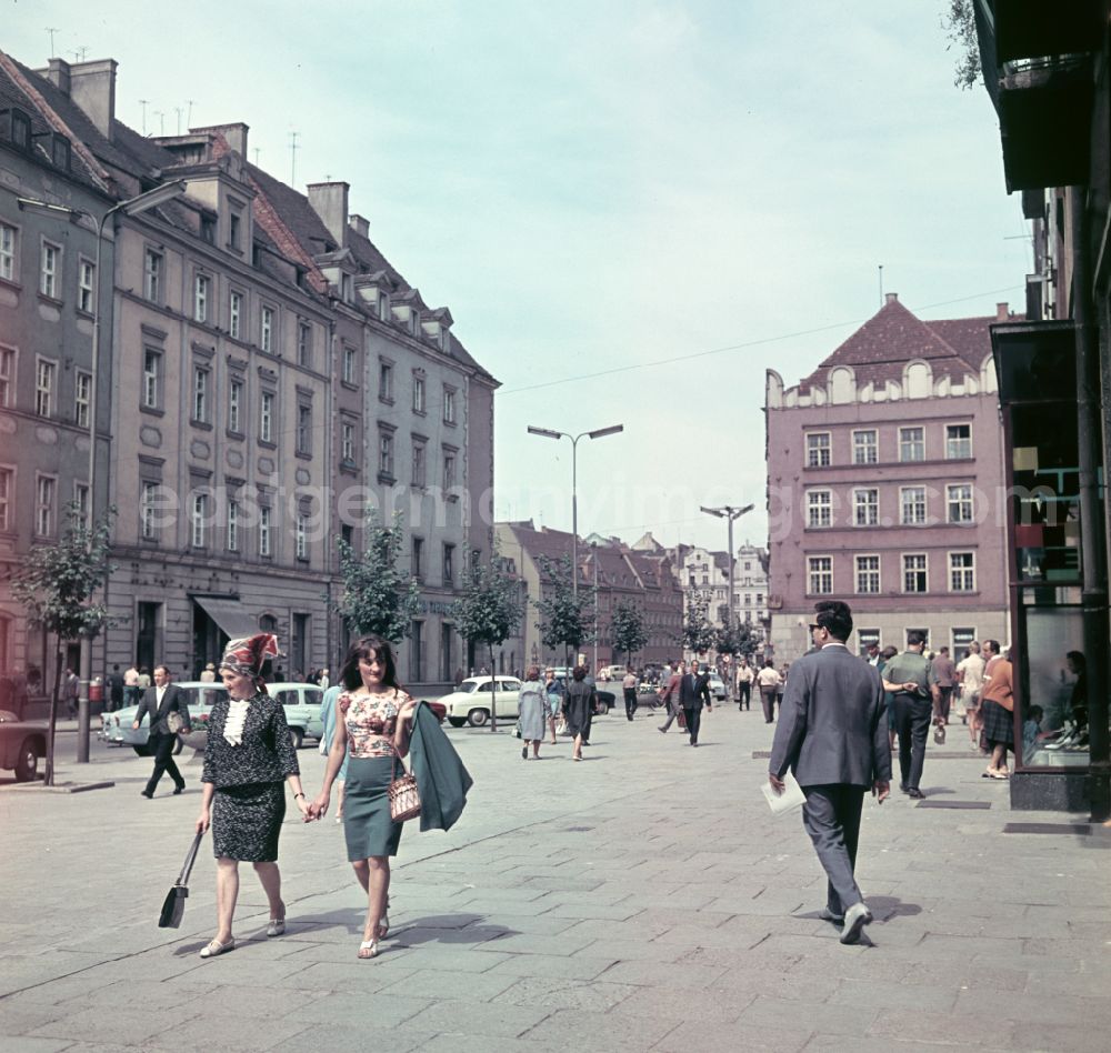 GDR picture archive: Wroclaw - Breslau - Fashion and clothing of street passers-by on the market square on street Krawiecka in Wroclaw - Breslau in Poland