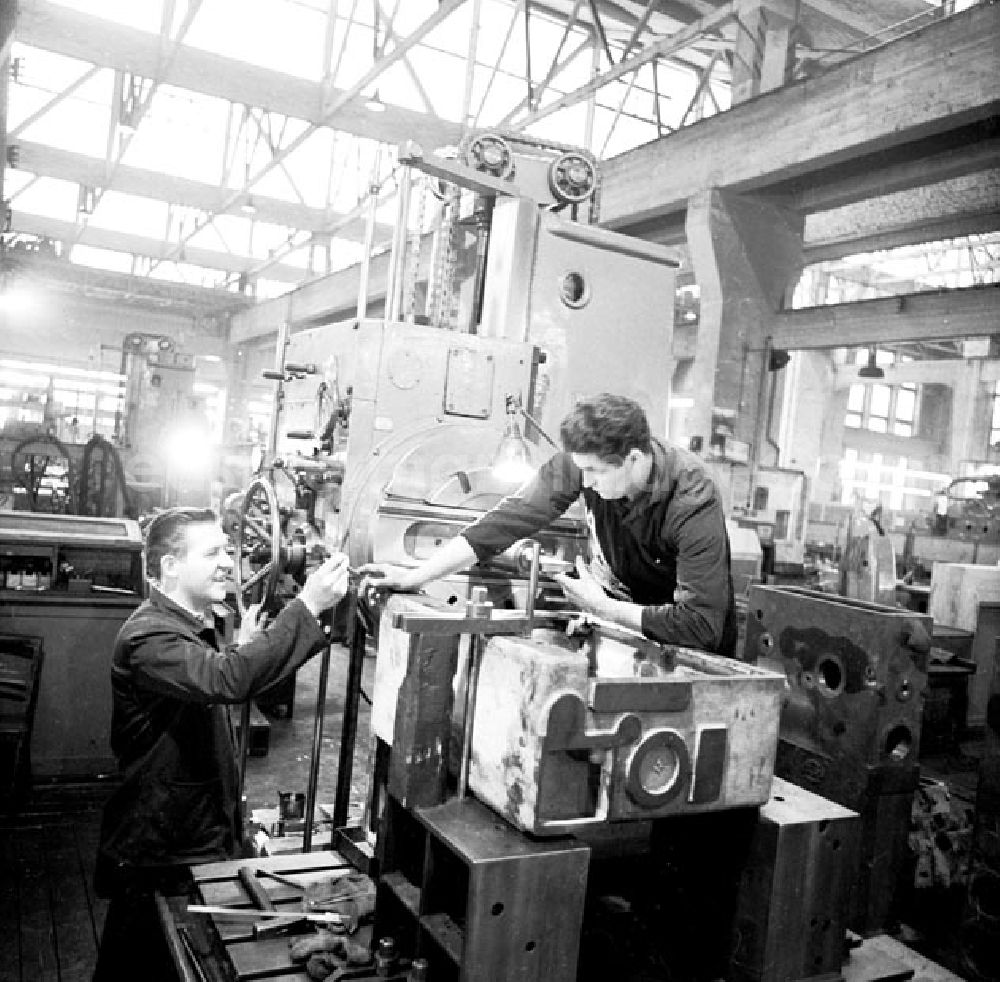 GDR photo archive: Berlin - Montage in eine Werkhalle des VEB Großdrehmaschinenbau 7. Oktober im Ostberliner Stadtteil Weißensee. Das Werk ist alleiniger Hersteller von Zahnflanken-Schleifmaschinen in der DDR und Hauptlieferant für die Staaten des RGW (Rat für Gegenseitige Wirtschaftshilfe).