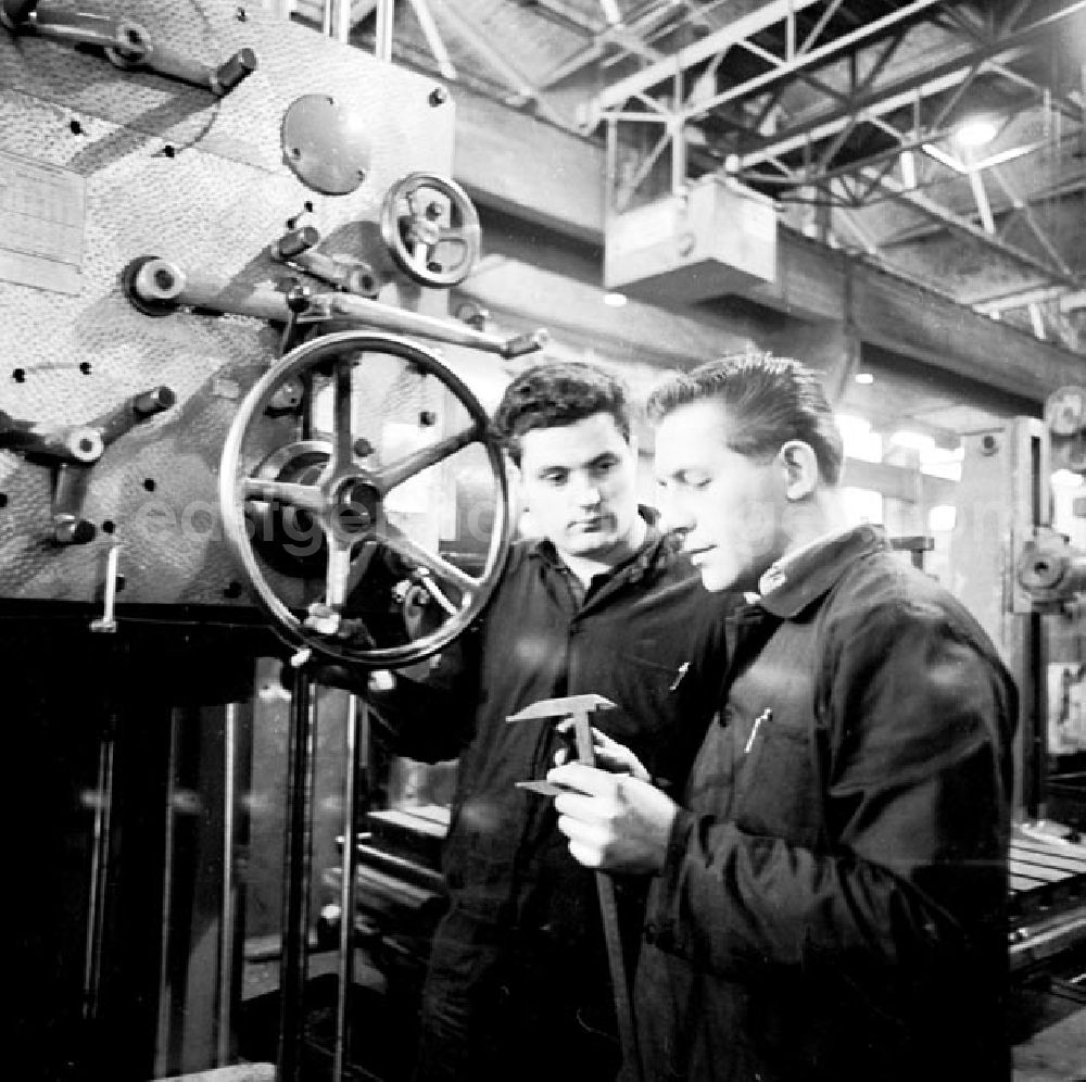 Berlin: Montage in eine Werkhalle des VEB Großdrehmaschinenbau 7. Oktober im Ostberliner Stadtteil Weißensee. Das Werk ist alleiniger Hersteller von Zahnflanken-Schleifmaschinen in der DDR und Hauptlieferant für die Staaten des RGW (Rat für Gegenseitige Wirtschaftshilfe).