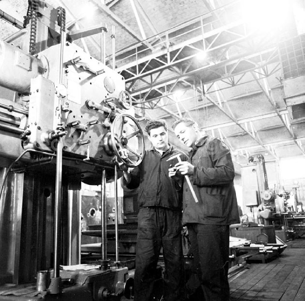 GDR image archive: Berlin - Montage in eine Werkhalle des VEB Großdrehmaschinenbau 7. Oktober im Ostberliner Stadtteil Weißensee. Das Werk ist alleiniger Hersteller von Zahnflanken-Schleifmaschinen in der DDR und Hauptlieferant für die Staaten des RGW (Rat für Gegenseitige Wirtschaftshilfe).