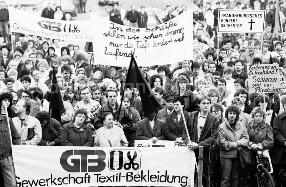 GDR photo archive: - Montagsdemo in Cottbus Umschlagnummer: 7284