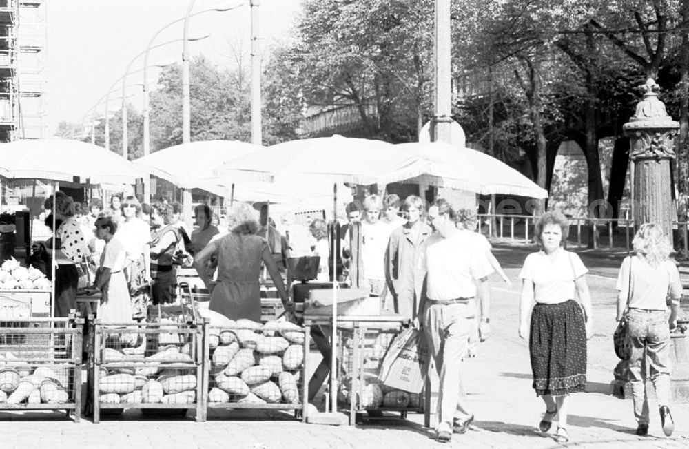 GDR picture archive: Berlin-Schönhauser Allee - Motive Einkaufsbummel Schönhauser Allee 19.