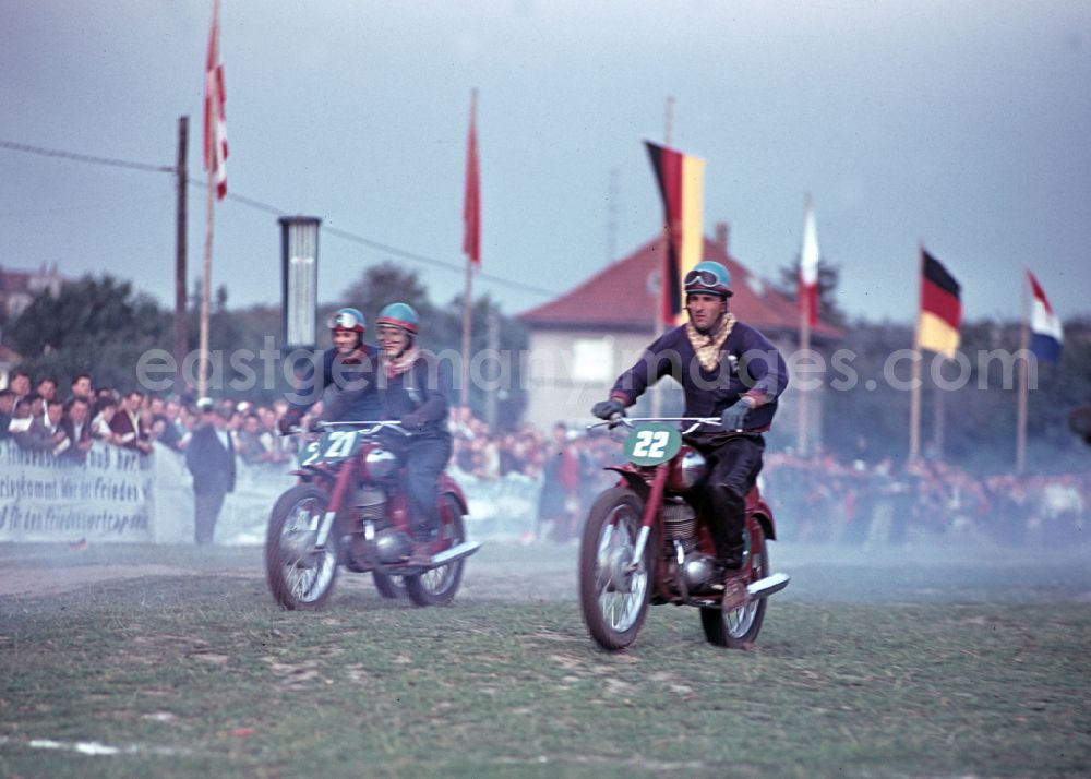 GDR photo archive: Hohenstein-Ernstthal - Motorcycle race at the Sachsenring in Hohenstein-Ernstthal, Saxony in the territory of the former GDR, German Democratic Republic