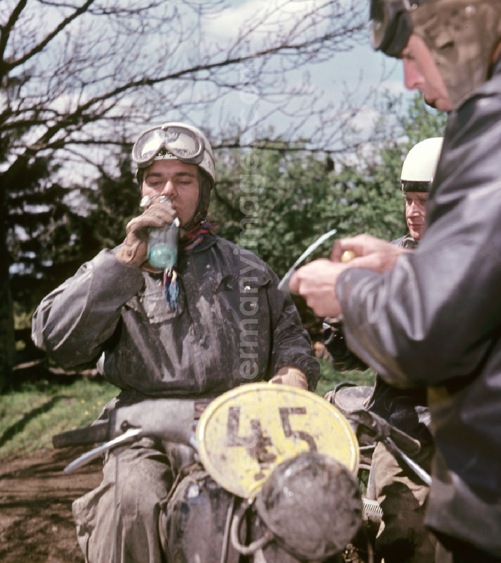 GDR picture archive: Hohenstein-Ernstthal - Short break during the motorcycle race on the Sachsenring in Hohenstein-Ernstthal, Saxony in the territory of the former GDR, German Democratic Republic