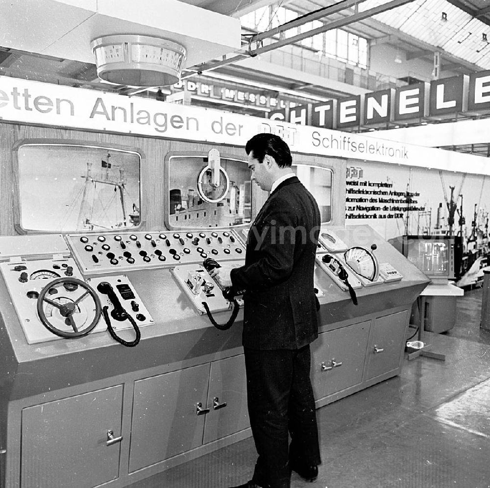 Leipzig / Sachsen: März 1967 Technische Messe in Leipzig (Sachsen) Anlagen der RFT Schiffselektronik Umschlagnr.: 9