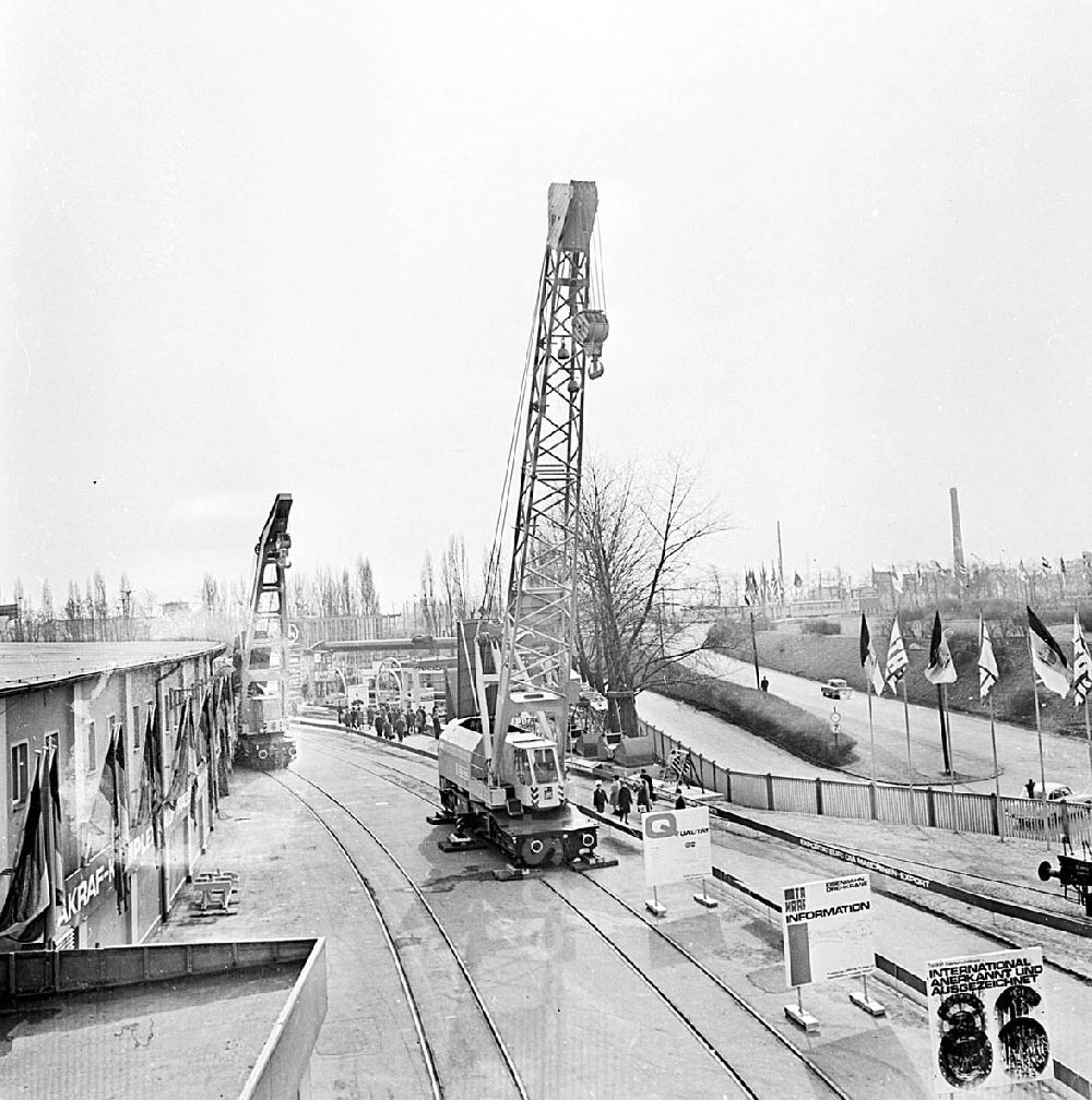 GDR image archive: Leipzig / Sachsen - März 1967 Technische Messe in Leipzig (Sachsen) Ausstellung eines Eisenbahnkrans Umschlagnr.: 8