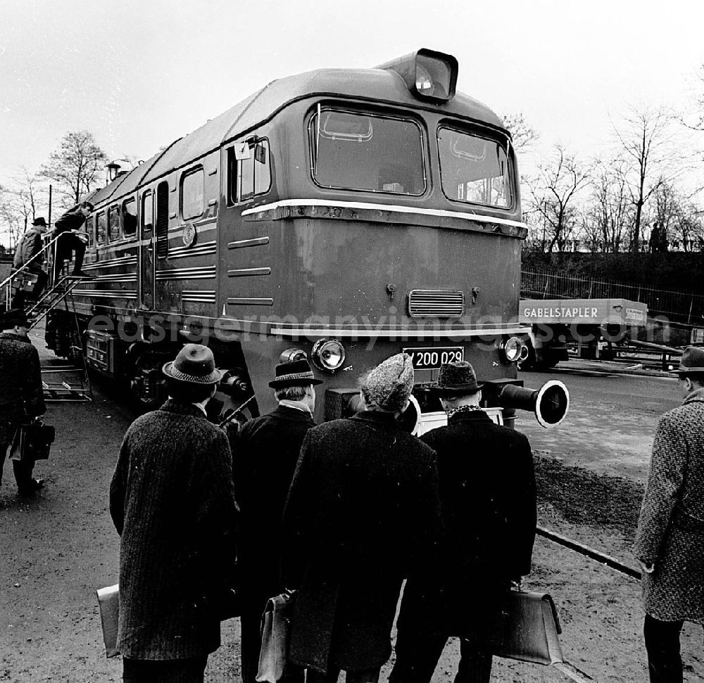 GDR picture archive: Leipzig / Sachsen - März 1967 Technische Messe in Leipzig (Sachsen) Sowjetische Diesellok Umschlagnr.: 12