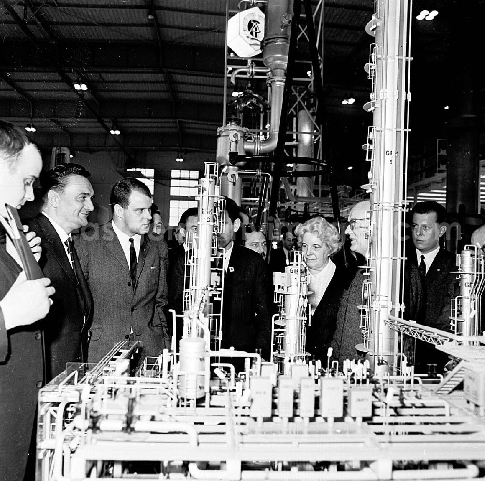 GDR photo archive: Leipzig / Sachsen - März 1967 Technische Messe in Leipzig (Sachsen) Volkseigener Betrieb (VEB) Chemieanlagenbau- Modell einer Gastreunanlage für Leuna II Umschlagnr.: 14