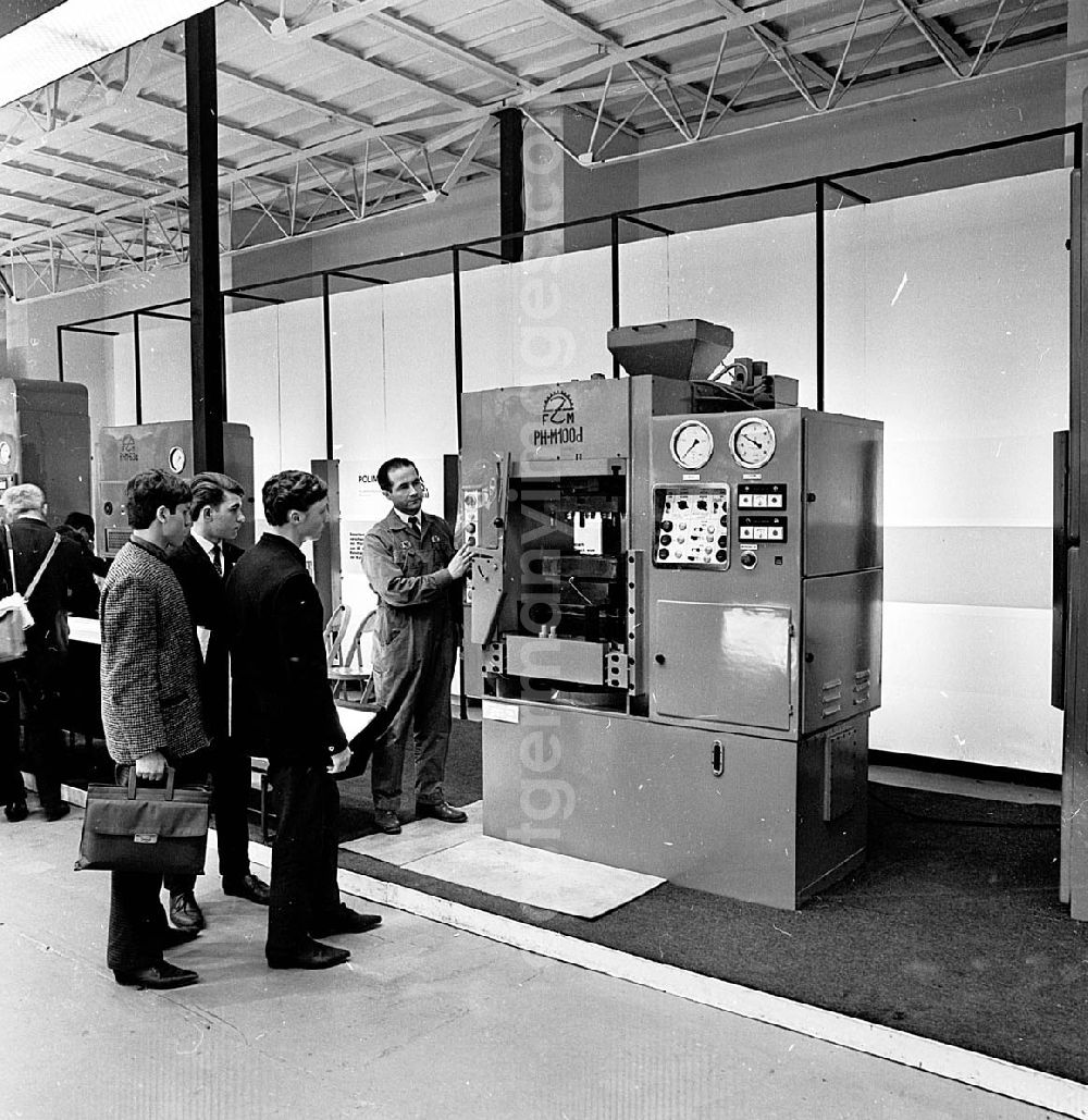 GDR image archive: Leipzig / Sachsen - März 1967 Technische Messe in Leipzig (Sachsen) Vollautomatische Kunststoffpresse (PH-M 10