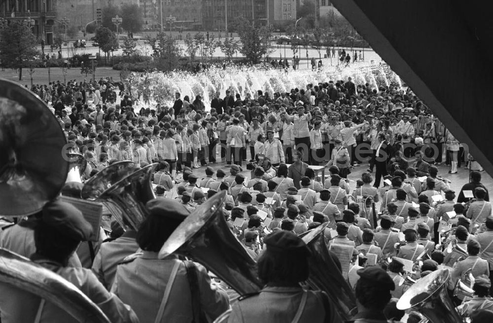 GDR picture archive: Berlin - X. Kleines Festival in Berlin. Eine Musikkapelle am Alexanderplatz.