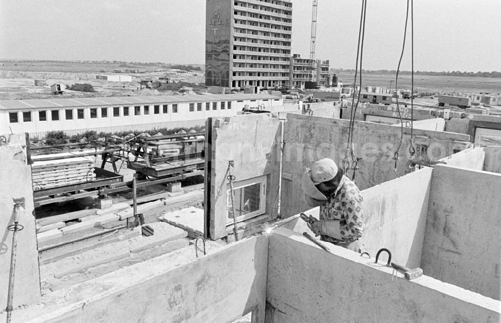 GDR photo archive: Berlin - Construction site for the new construction of an industrially manufactured prefabricated housing estate of the Jungendbrigade Dieter Oppermann as part of the socialist housing construction on Ludwigsluster Strasse in the district of Kaulsdorf in Berlin East Berlin in the area of the former GDR, German Democratic Republic