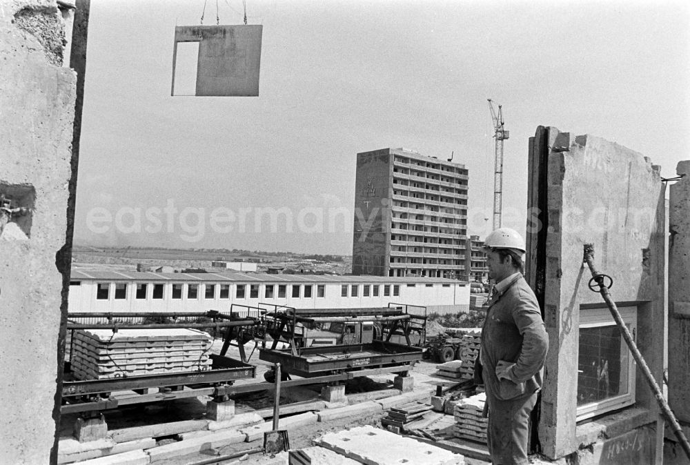 GDR picture archive: Berlin - Construction site for the new construction of an industrially manufactured prefabricated housing estate of the Jugendbrigade Dieter Oppermann as part of the socialist housing construction on Ludwigsluster Strasse in the district of Kaulsdorf in Berlin East Berlin in the territory of the former GDR, German Democratic Republic