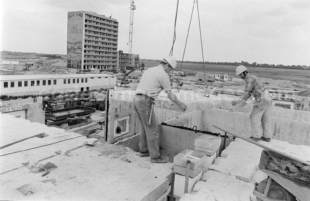 Berlin: Construction site for the new construction of an industrially manufactured prefabricated housing estate of the Jugendbrigade Dieter Oppermann as part of the socialist housing construction on Ludwigsluster Strasse in the district of Kaulsdorf in Berlin East Berlin in the territory of the former GDR, German Democratic Republic