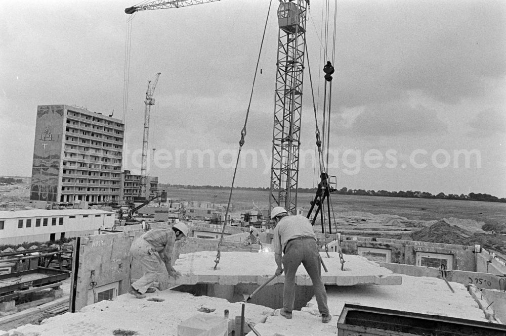 GDR image archive: Berlin - Construction site for the new construction of an industrially manufactured prefabricated housing estate of the Jugendbrigade Dieter Oppermann as part of the socialist housing construction on Ludwigsluster Strasse in the district of Kaulsdorf in Berlin East Berlin in the territory of the former GDR, German Democratic Republic