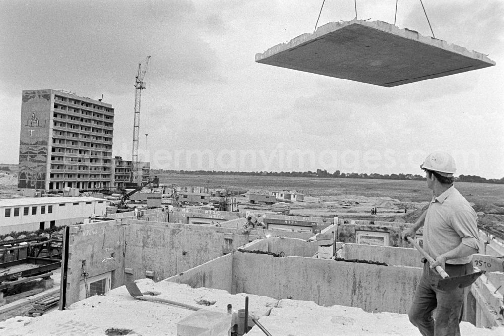 GDR photo archive: Berlin - Construction site for the new construction of an industrially manufactured prefabricated housing estate of the Jugendbrigade Dieter Oppermann as part of the socialist housing construction on Ludwigsluster Strasse in the district of Kaulsdorf in Berlin East Berlin in the territory of the former GDR, German Democratic Republic