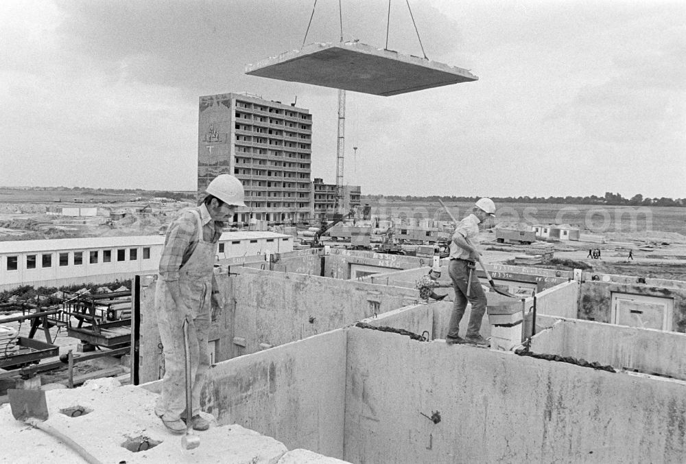 GDR picture archive: Berlin - Construction site for the new construction of an industrially manufactured prefabricated housing estate of the Jugendbrigade Dieter Oppermann as part of the socialist housing construction on Ludwigsluster Strasse in the district of Kaulsdorf in Berlin East Berlin in the territory of the former GDR, German Democratic Republic