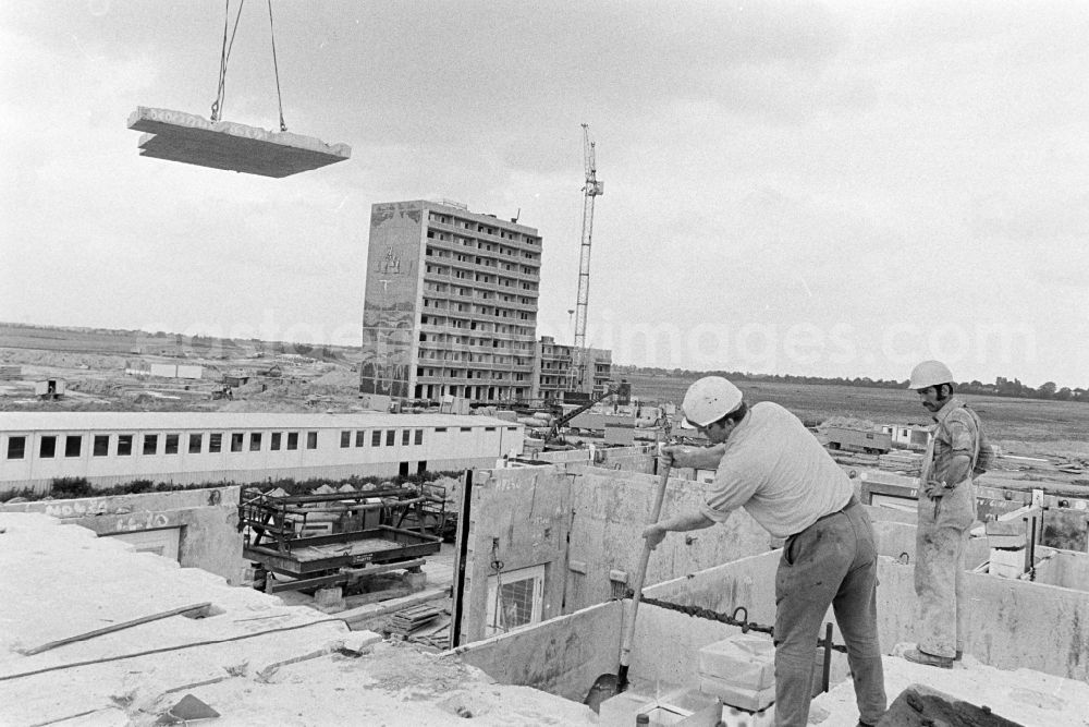 Berlin: Construction site for the new construction of an industrially manufactured prefabricated housing estate of the Jugendbrigade Dieter Oppermann as part of the socialist housing construction on Ludwigsluster Strasse in the district of Kaulsdorf in Berlin East Berlin in the territory of the former GDR, German Democratic Republic