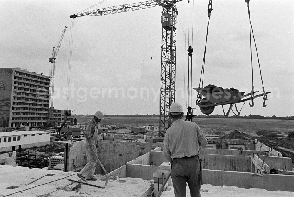 GDR image archive: Berlin - Construction site for the new construction of an industrially manufactured prefabricated housing estate of the Jugendbrigade Dieter Oppermann as part of the socialist housing construction on Ludwigsluster Strasse in the district of Kaulsdorf in Berlin East Berlin in the territory of the former GDR, German Democratic Republic