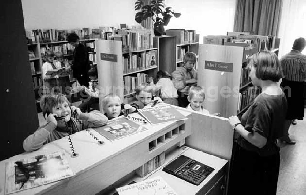 GDR photo archive: Berlin - Neue Kinderbibliothek in der Pariser Komune, Kinder tragen Pionier-Tücher.