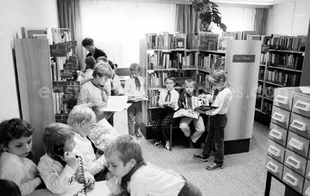 GDR picture archive: Berlin - Neue Kinderbibliothek in der Pariser Komune, Kinder tragen Pionier-Tücher.