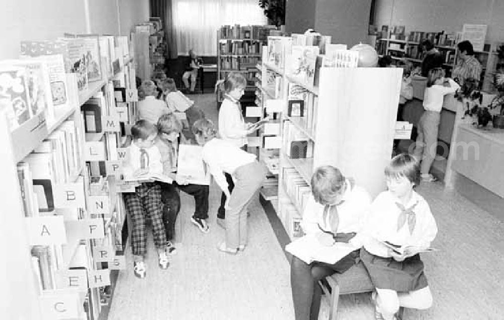 GDR image archive: Berlin - Neue Kinderbibliothek in der Pariser Komune, Kinder tragen Pionier-Tücher.