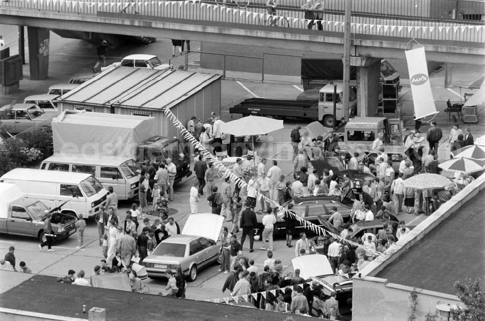 GDR image archive: Berlin - New opening of car dealership in Alt Friedrichsfelde in East Berlin on the territory of the former GDR, German Democratic Republic