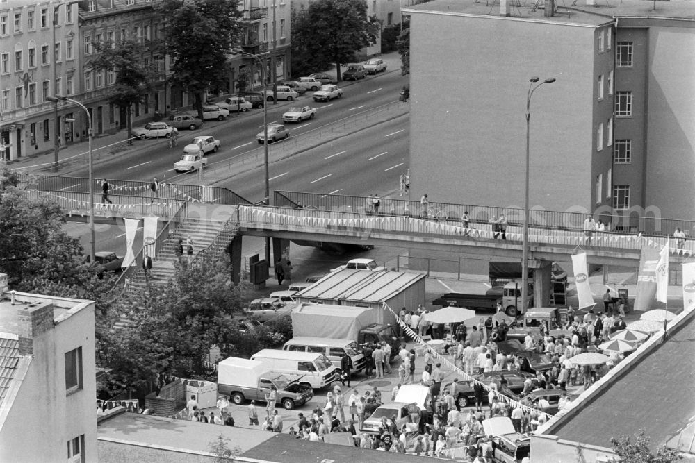 GDR photo archive: Berlin - New opening of car dealership in Alt Friedrichsfelde in East Berlin on the territory of the former GDR, German Democratic Republic