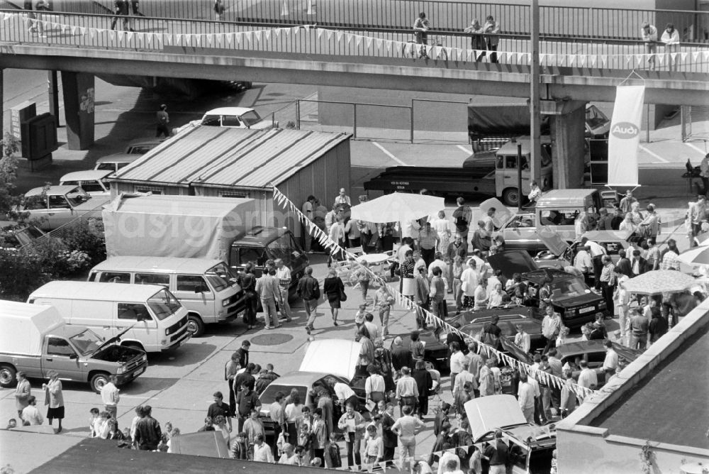 GDR picture archive: Berlin - New opening of car dealership in Alt Friedrichsfelde in East Berlin on the territory of the former GDR, German Democratic Republic