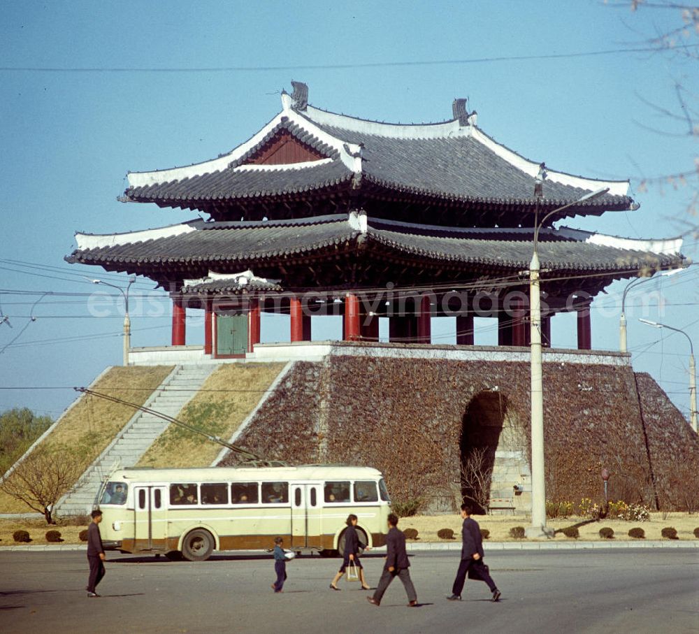 GDR image archive: Pjöngjang - Blick auf das Potong-Tor in Pjöngjang, der Hauptstadt der Koreanischen Demokratischen Volksrepublik KDVR - Nordkorea / Democratic People's Republic of Korea DPRK - North Korea.
