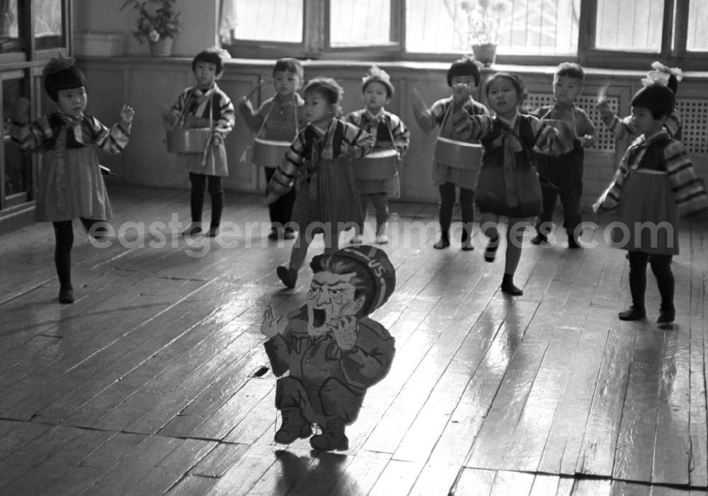 GDR image archive: Pjöngjang - In einem Kindergarten in Pjöngjang, der Hauptstadt der Koreanischen Demokratischen Volksrepublik KDVR - Nordkorea / Democratic People's Republic of Korea DPRK - North Korea, lernen die Kinder schon früh den Umgang mit dem US-amerikanischen Feindbild.