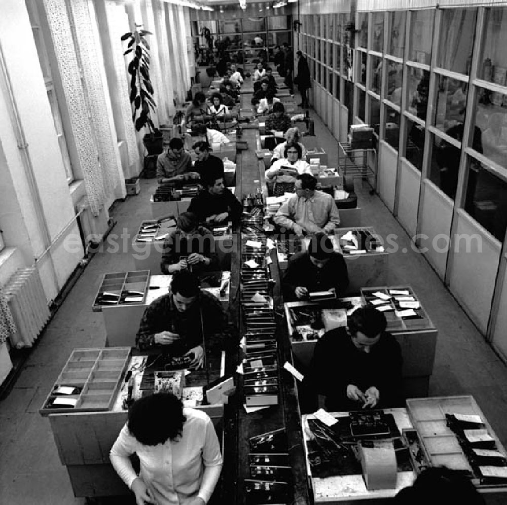 GDR picture archive: Riga / Lettland - November 1966 Transistorenfließband in Riga