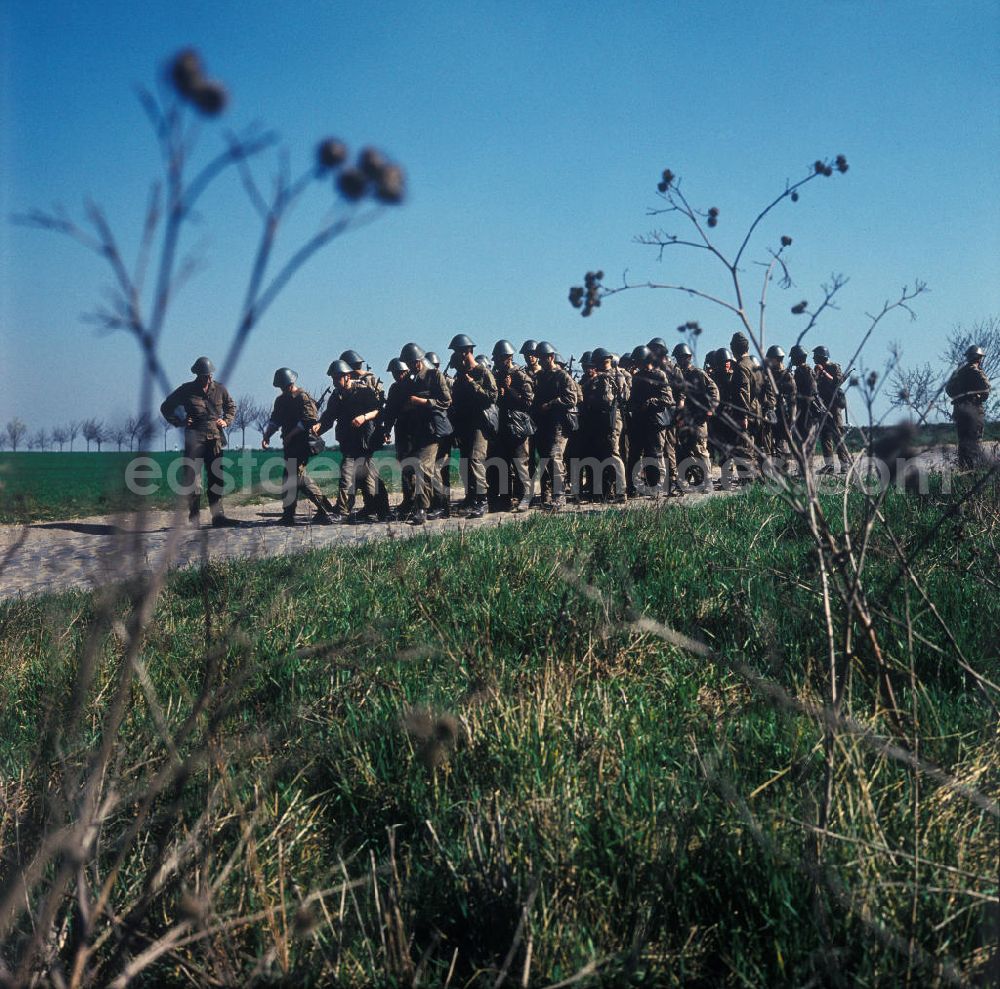 GDR image archive: Eggesin - Blick auf NVA-Soldaten beim Eilmarsch / Fußmarsch in Eggesin. View of the army soldiers forced march in Eggesin.