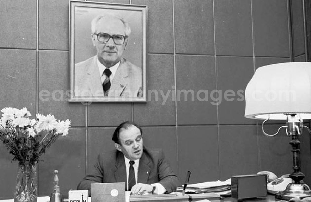 GDR image archive: Berlin - 18.12.1986 Oberbürgermeister Ehard Krack bei der Arbeit.