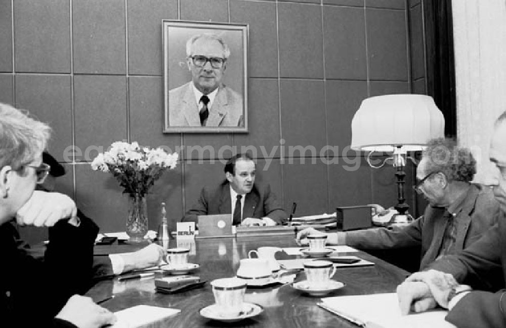 GDR photo archive: Berlin - 18.12.1986 Oberbürgermeister Ehard Krack bei der Arbeit.