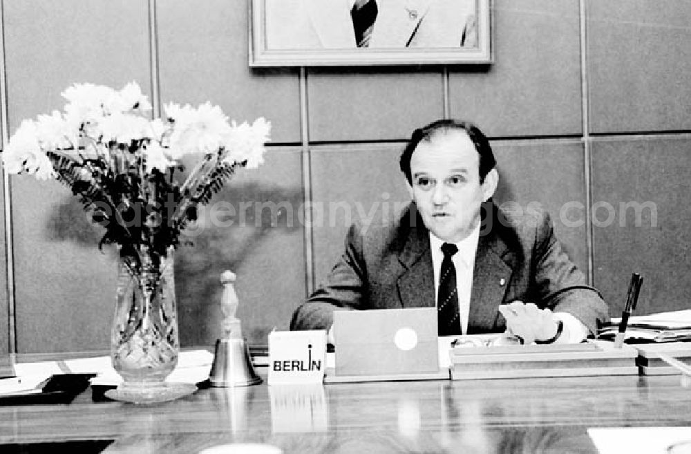 GDR picture archive: Berlin - 18.12.1986 Oberbürgermeister Ehard Krack bei der Arbeit.