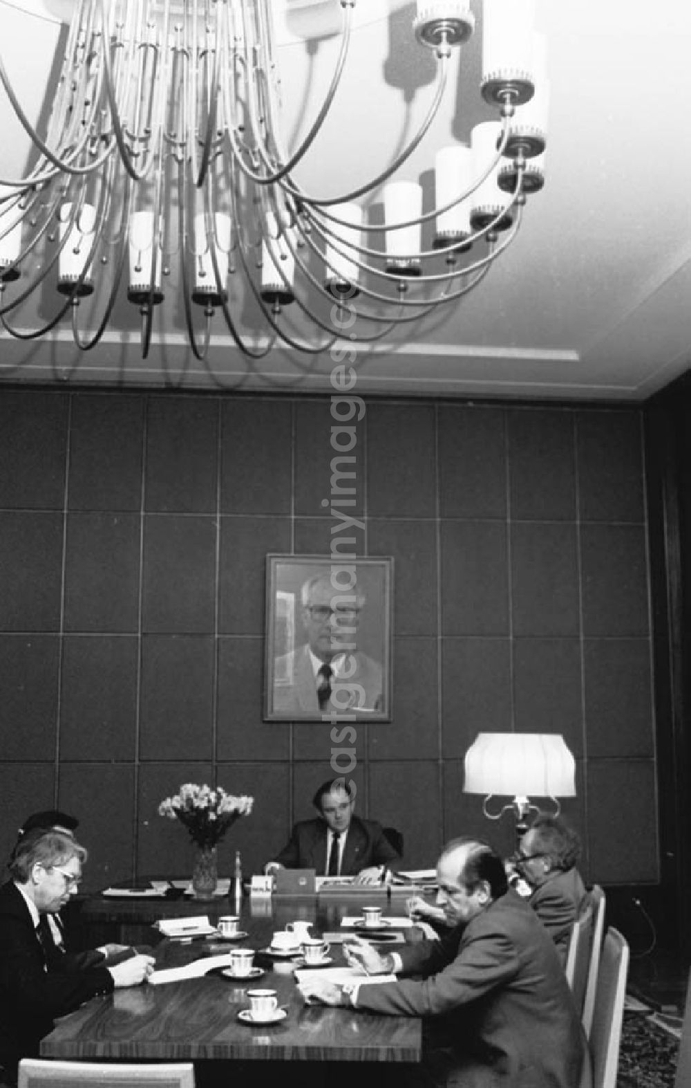 GDR image archive: Berlin - 18.12.1986 Oberbürgermeister Ehard Krack bei der Arbeit.