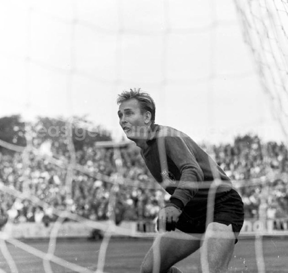 GDR picture archive: Leipzig/ Sachsen - 1967 Oberliga-Punktspiel: 1. FC Lokomotive Leipzig:FC Karl Marx Stadt im Bruno Plache Stadion. Endstand 2:2 Umschlagnr.: 98