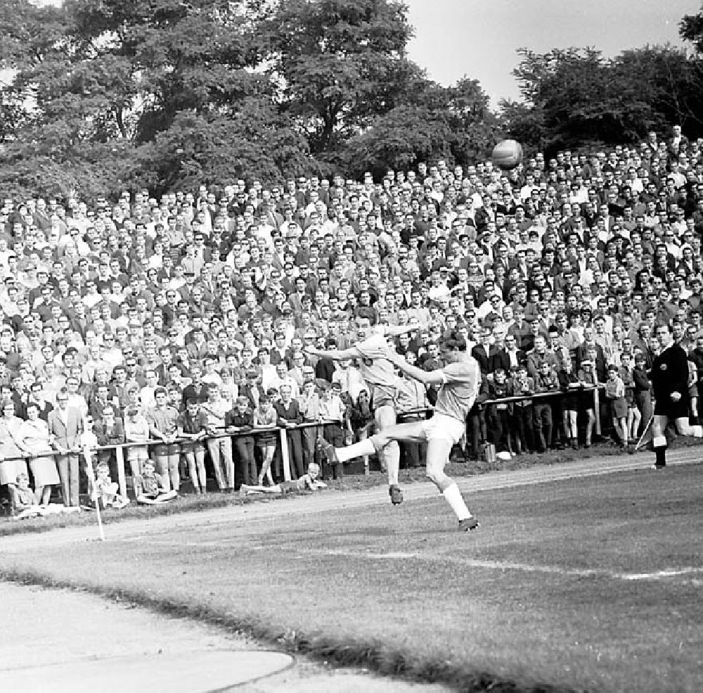 Leipzig/ Sachsen: 1967 Oberliga-Punktspiel: 1. FC Lokomotive Leipzig:FC Karl Marx Stadt im Bruno Plache Stadion. Endstand 2:2 Umschlagnr.: 98